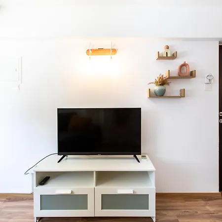 Cozy 2-bedroom Near Finikoudes Appartamento *